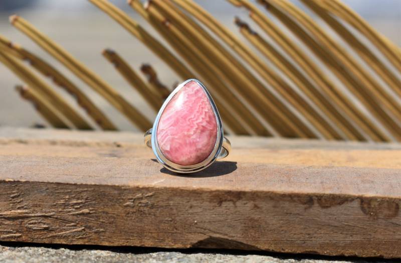 Tropfenförmiger Rhodochrosit-Ring Natürlicher Rosa Edelstein, Sterling Silber von BalajiJewels