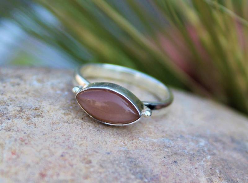 Zierlicher Marquise Schokolade Mondstein Ring Boho Sterling Silber von BalajiJewels