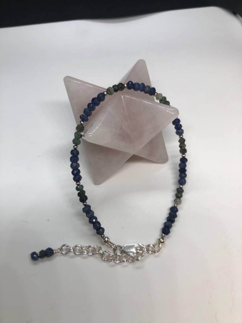Luxe Collection Edelstein Armband Mit Lapislazuli Und Smaragd Silbernen Akzenten von BalazovichBeadwork