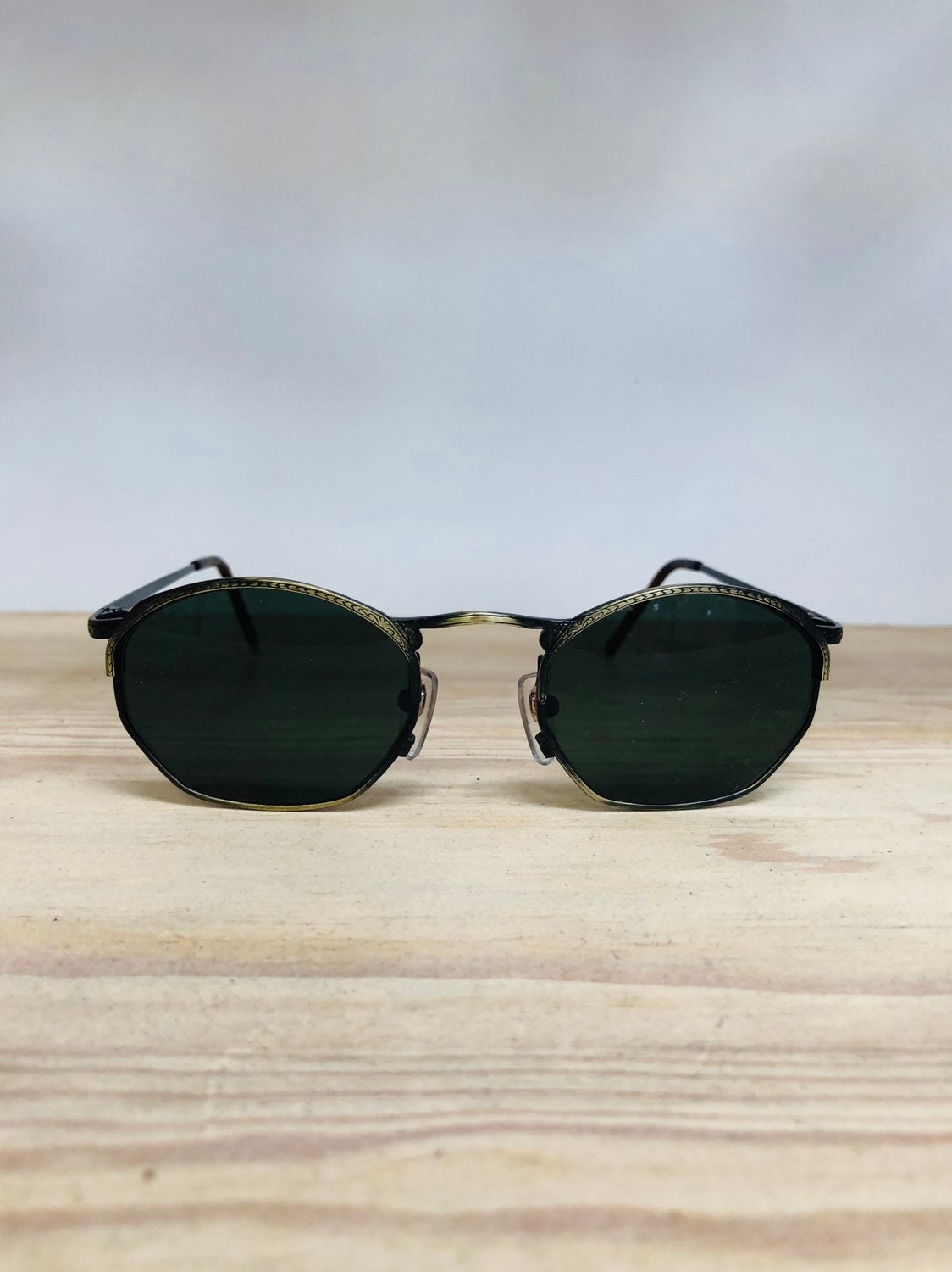 Antike Gold Oder Bronze Runde Sechseck Vintage Sonnenbrille Antike Gold Oder Bronze Runde Sechseck Vintage Sonnenbrille von BalboaEyewear
