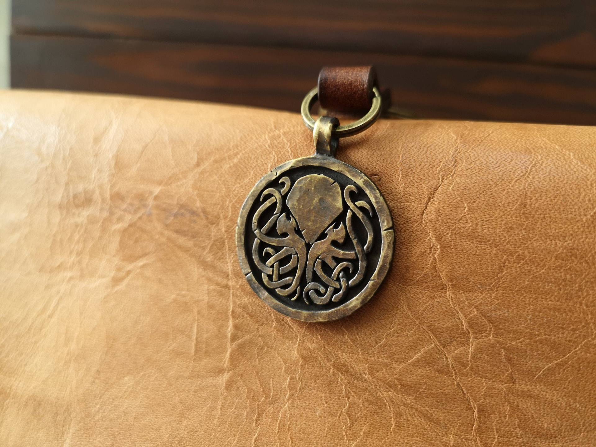 Cthulhu Oktopus Schlüsselanhänger Lovecraft Schmuck Accessoires Cosplay Leder von BaldurJewelryShop