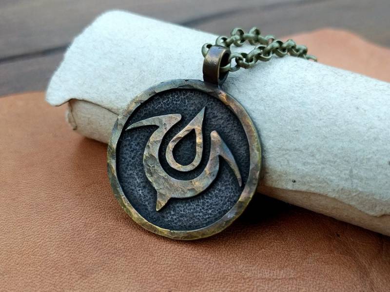 Fire Emblem Exalt Anhänger Halskette Handgehämmerter Aus Metall von BaldurJewelryShop