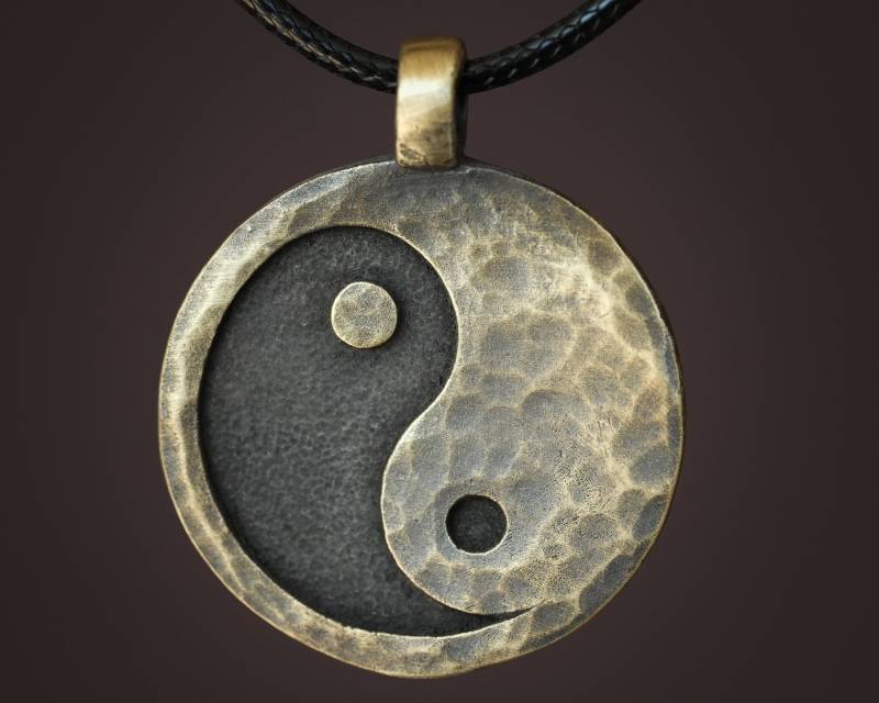 Handgehämmerter Anhänger Yin Yang Anhänger Im Antiken Stil Verstellbare Schnur von BaldurJewelryShop