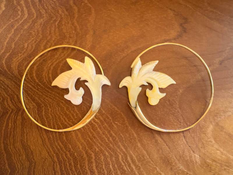 Bali Ear Hangers Carved Ocean Shell Floral Ornaments Handmade Balinese Jewelry, Boho, Art Deco 46mm Bali Ear Hangers Carved Ocean Shell Floral Ornaments Handmade Balinese Jewelry, Boho, Art Deco 46mm von BaliMoonSilver