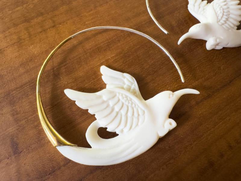 Kolibri-Ohrringe, Handgeschnitzt Und in Goldenem Messing Gefasst von BaliMoonSilver