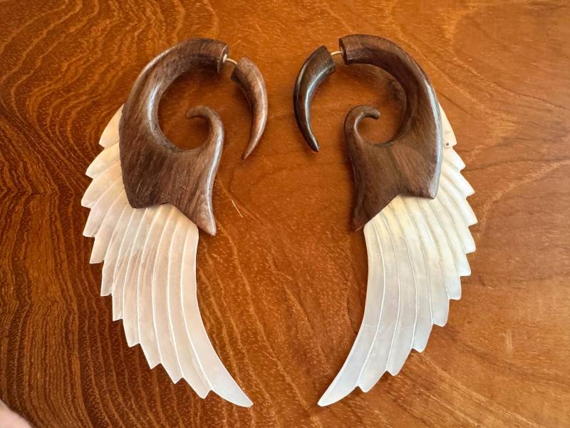 Large Bali Ear Hangers Carved Shell Wing Shaped Handmade Balinese Jewelry Large Bali Ear Hangers Carved Shell Wing Shaped Handmade Balinese Jewelry von BaliMoonSilver