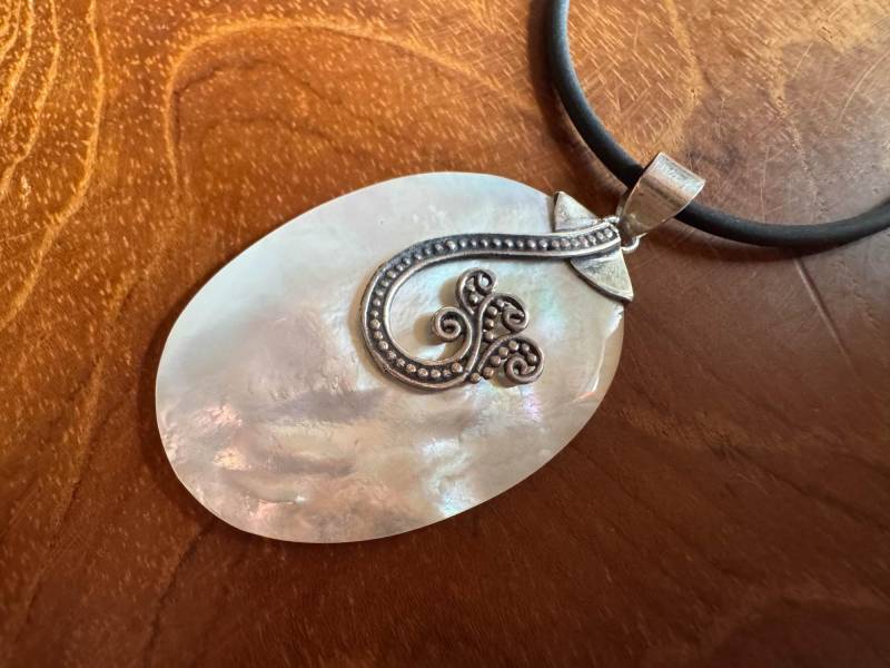 Moon Flower Ocean Shell Pendant Set in Sterling Silver Personalised Gift von BaliMoonSilver