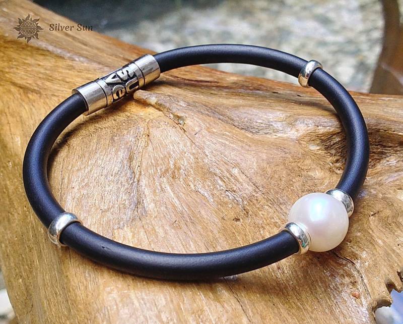 Armband Süßwasser Weiße Perle Durchmesser 12 Mm Schwarz Kautschuk Sterling Silber Markenschloss Sun Style Schmuck Handgefertigt Aus Bali von BaliSilverSun