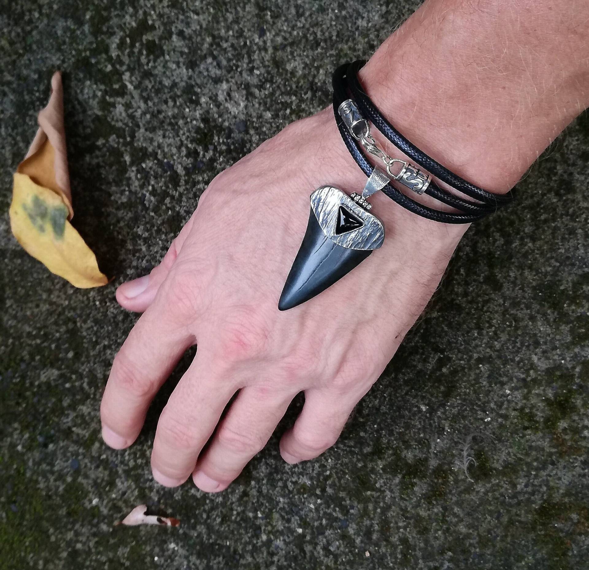 Echter Versteinerter Zahn Hai Megalodon Alter 2, 6 Millionen Jahre Schwarzer Onyx Stein Sterling Silber Anhänger Halskette Sonnen Stil Schmuck Echter Versteinerter Zahn Hai Megalodon Alter 2, 6 Millionen Jahre Schwarzer Onyx Stein Sterling Silber Anhänger Halskette Sonnen Stil Schmuck von BaliSilverSun