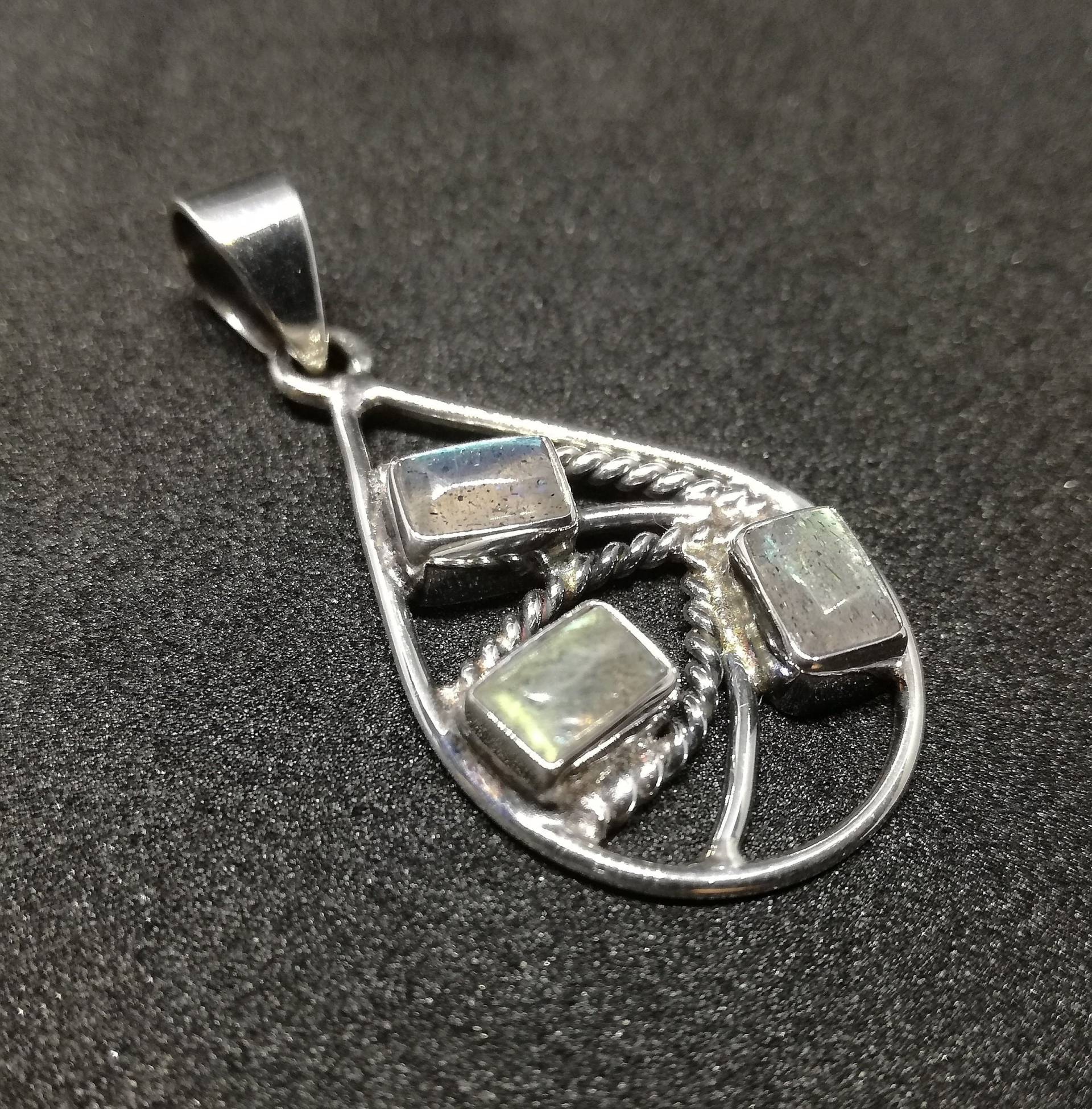 Einzelne Labradorit-Halskette Aus Sterlingsilber, Handgefertigt Im Silbernen Sonnen-Stil, Inklusive Markenverpackung von BaliSilverSun