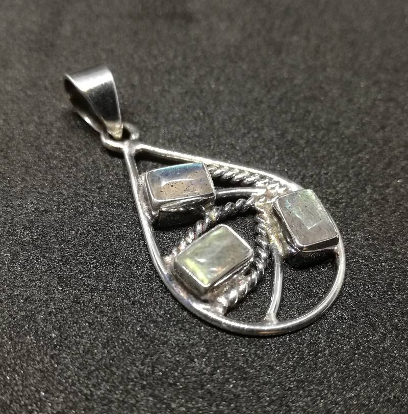 Einzelne Labradorit-Halskette Aus Sterlingsilber, Handgefertigt Im Silbernen Sonnen-Stil, Inklusive Markenverpackung von BaliSilverSun