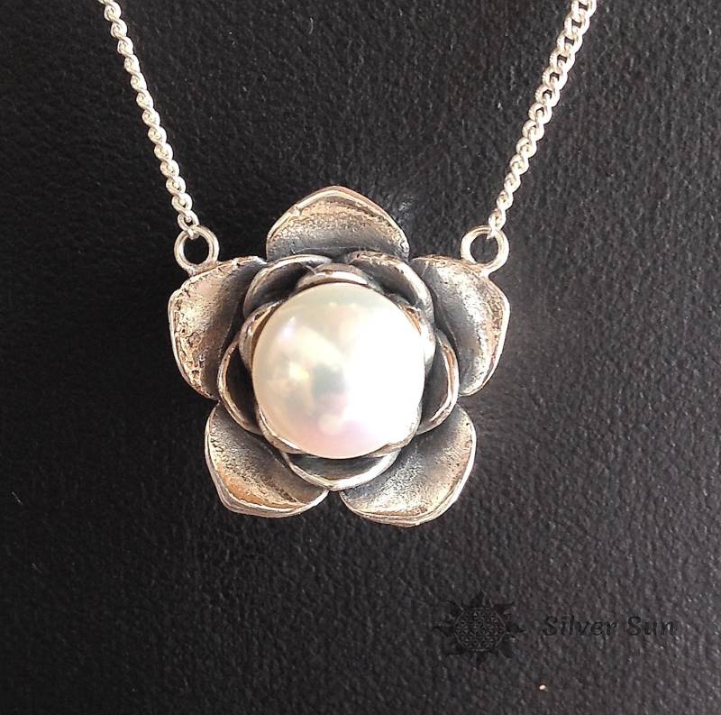 Halskette Lotus Sterling Silber Kette Anhänger Süßwasser Weiße Perlen Beinhaltet Verpackung Sonnenstil Schmuck Design Handmade Aus Bali von BaliSilverSun