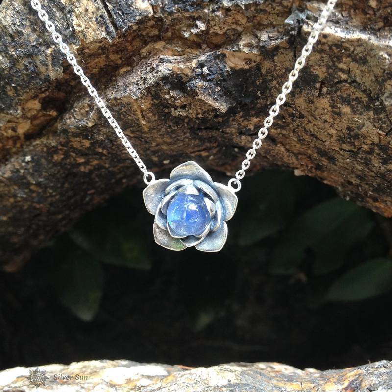 Lotus Anhänger Regenbogen Mondstein Sterling Silber Halskette Verstellbar Verpackung Sonnenstil Schmuck Design Handmade Aus Bali von BaliSilverSun