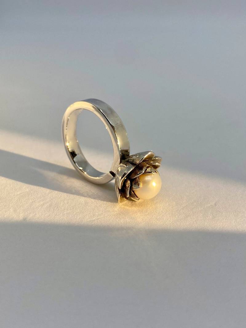 Lotus Ring Sterlingsilber Und Weiße Perle Größenverstellbar Schmuckdesign Beinhaltet Markenverpackung Silber Sonnen Stil Handgefertigt Aus Bali von BaliSilverSun