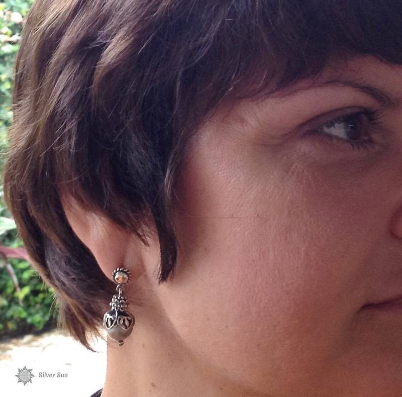 Nur Ein Ohrring Sterling Silber Natürliche Seegraue Perlen Inklusive Markenverpackung Silbernes Schmuckdesign Im Sonnenstil Handgefertigt Aus Bali von BaliSilverSun