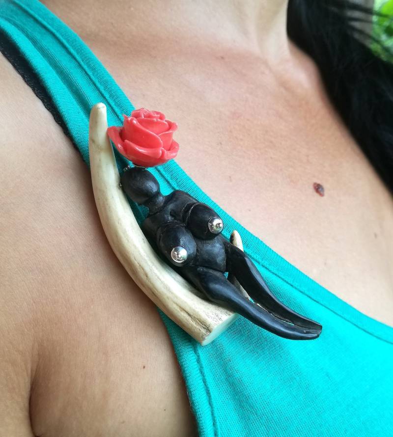 Nur Eine Brosche Schwarze Mama Schwarz Holz Horn Rot Koralle Sterling Silber Beinhaltet Markenverpackung Schmuck Design Sonnen Stil Handmade von BaliSilverSun