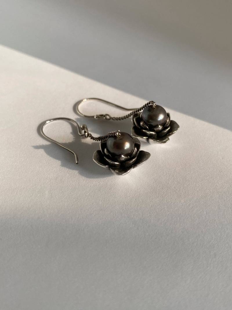 Ohrringe Lotus Sterling Silber Süsswasser Schwarz Perlen Beinhaltet Markenverpackung Sonnenstil Schmuck Design Handmade Aus Bali von BaliSilverSun
