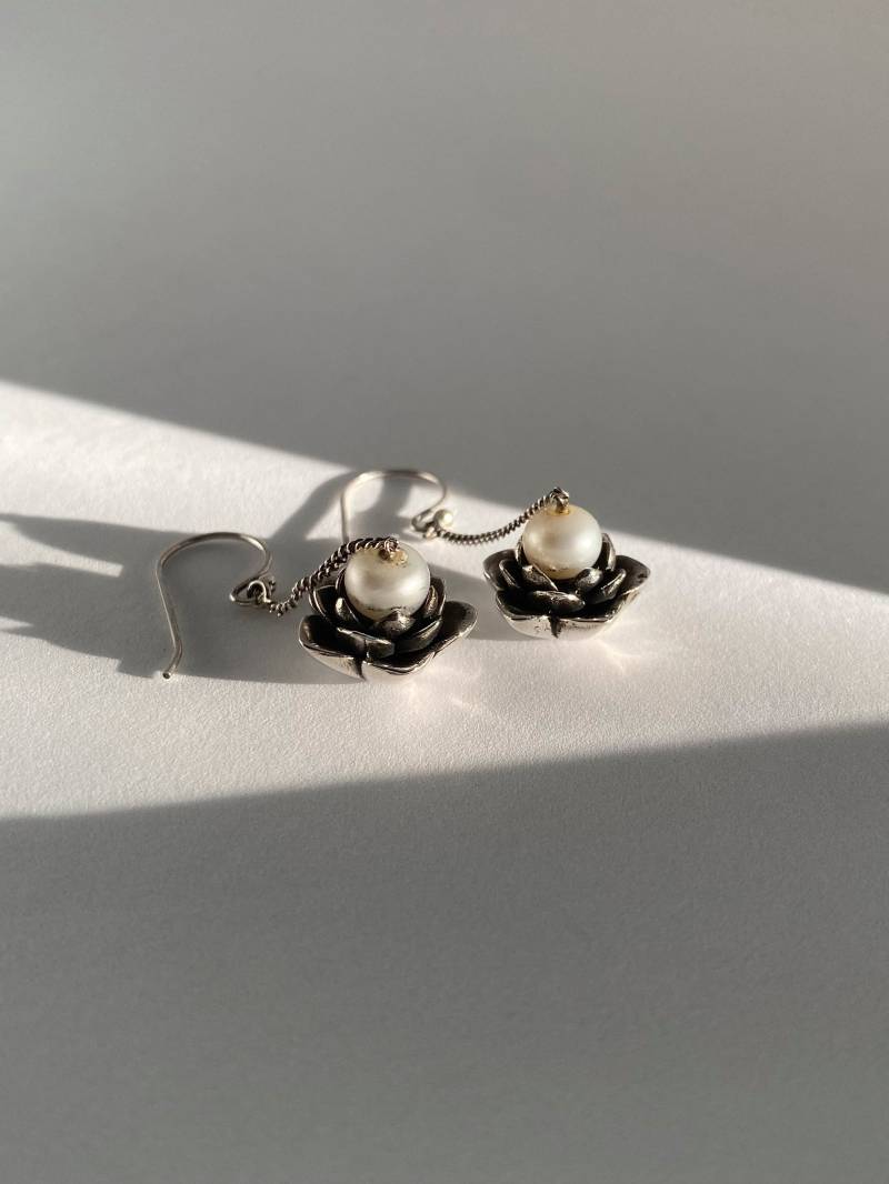 Ohrringe Lotus Sterling Silber Süßwasser Weiße Perlen Beinhaltet Markenverpackung Sonnenstil Schmuck Design Handmade Aus Bali von BaliSilverSun