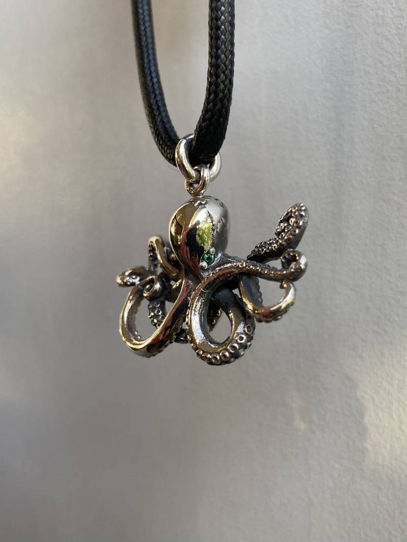 Oktopus Anhänger Sterling Silber Grün Smaragd Aus Sambia Schwarze Nylonschnur Halskette Beinhaltet Verpackung Sonnen Stil Schmuck Handmade von BaliSilverSun