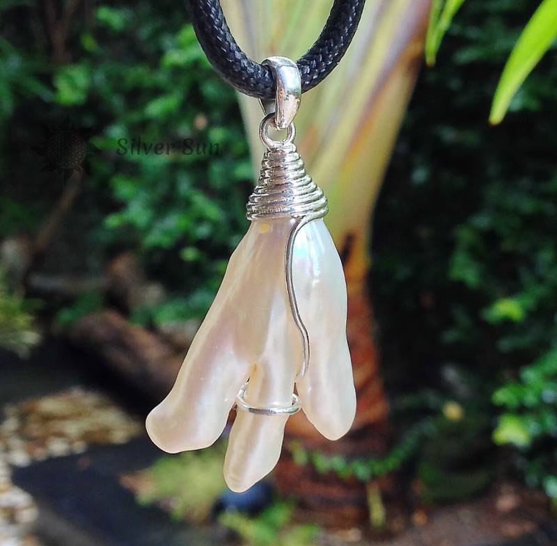 Perlenanhänger, Weißer Perlmutt-sterlingsilberdraht, Schwarze Kordel, Schmuckdesign Inklusive Verpackung. Silberne Halskette Im Sonnenstil von BaliSilverSun