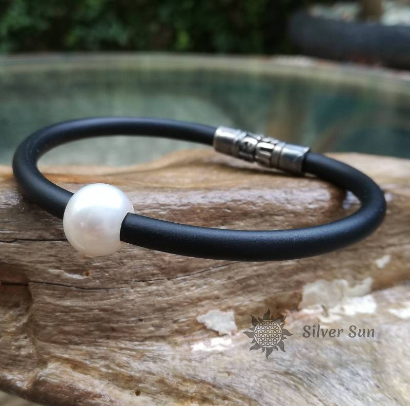 Süßwasser Weiße Perle Durchmesser 11 Mm Sterling Silber Marken-Verschluss Sonne Old Style Schwarzes Gummi Armband Schmuck Handgefertigt Aus Bali von BaliSilverSun