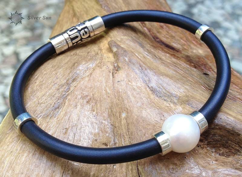 Süßwasser Weiße Perle Durchmesser 12 Mm Sterling Silber Marken-Verschluss Sun Style Schwarz Gummi Armband Schmuck Handgefertigt Aus Bali von BaliSilverSun