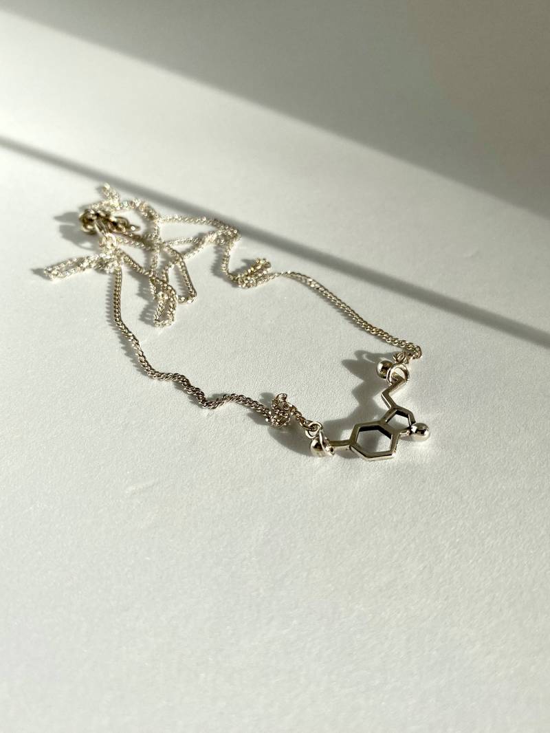 sterling Silber Kette Serotonin | Verstellbar 45-47 cm Anhänger Schmuckdesign Handgefertigt Aus Bali von BaliSilverSun