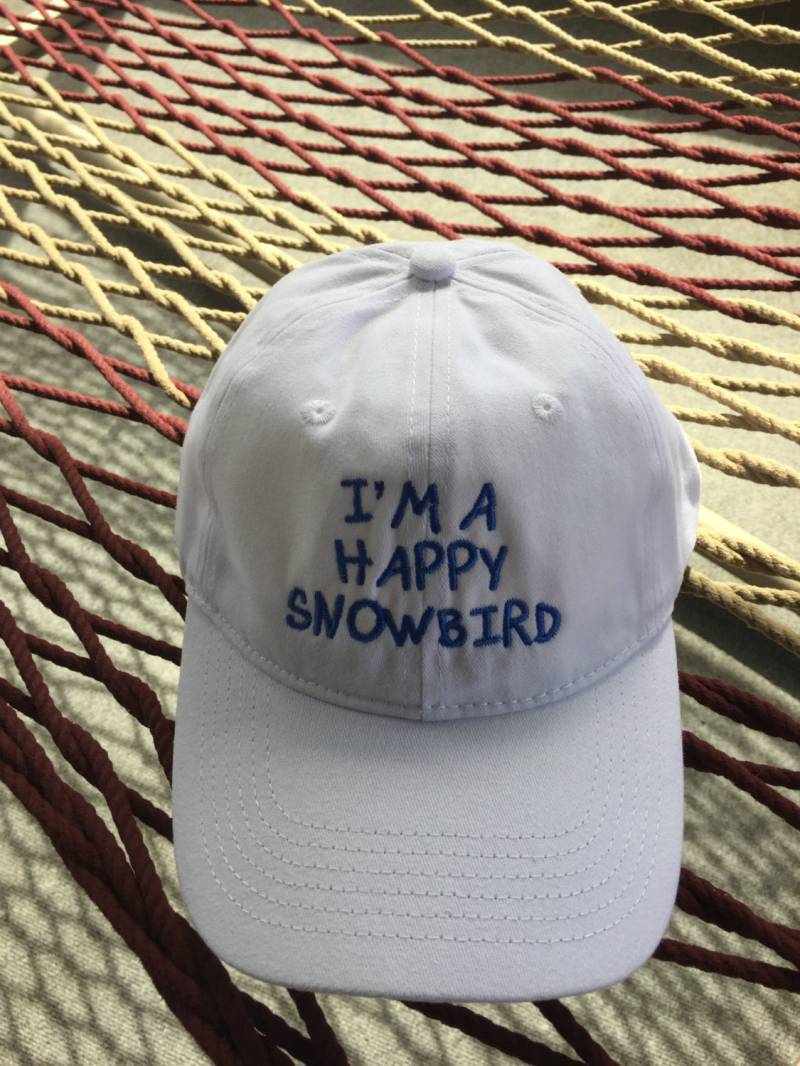 Happy Snowbird - Weiße Kappe Mit Blauer Schrift von BallCapShack