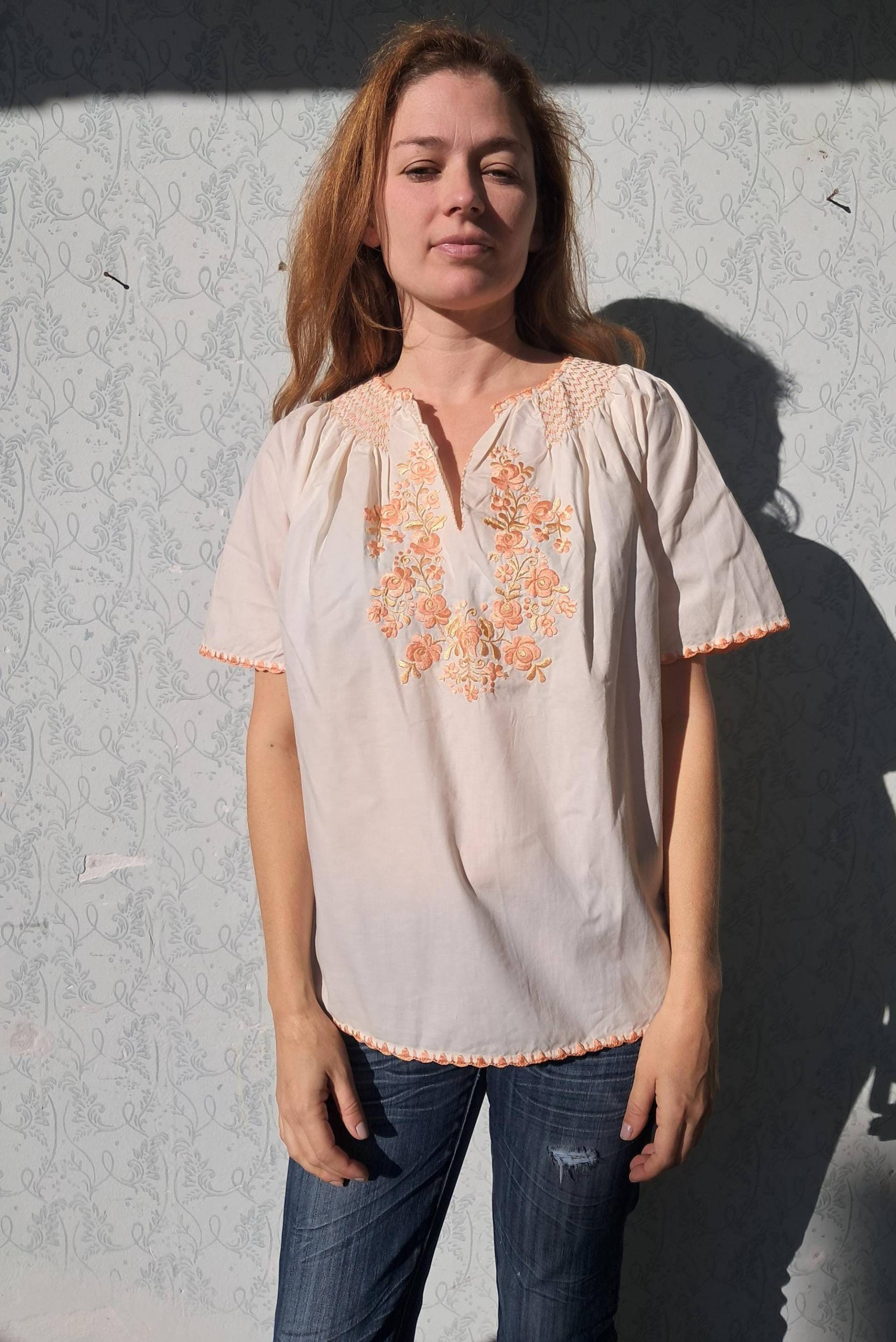 70Er Jahre Handgemachte Bluse Boho Bestickte Bauernbluse Blumen Folk Stickerei von BalthazarVintage