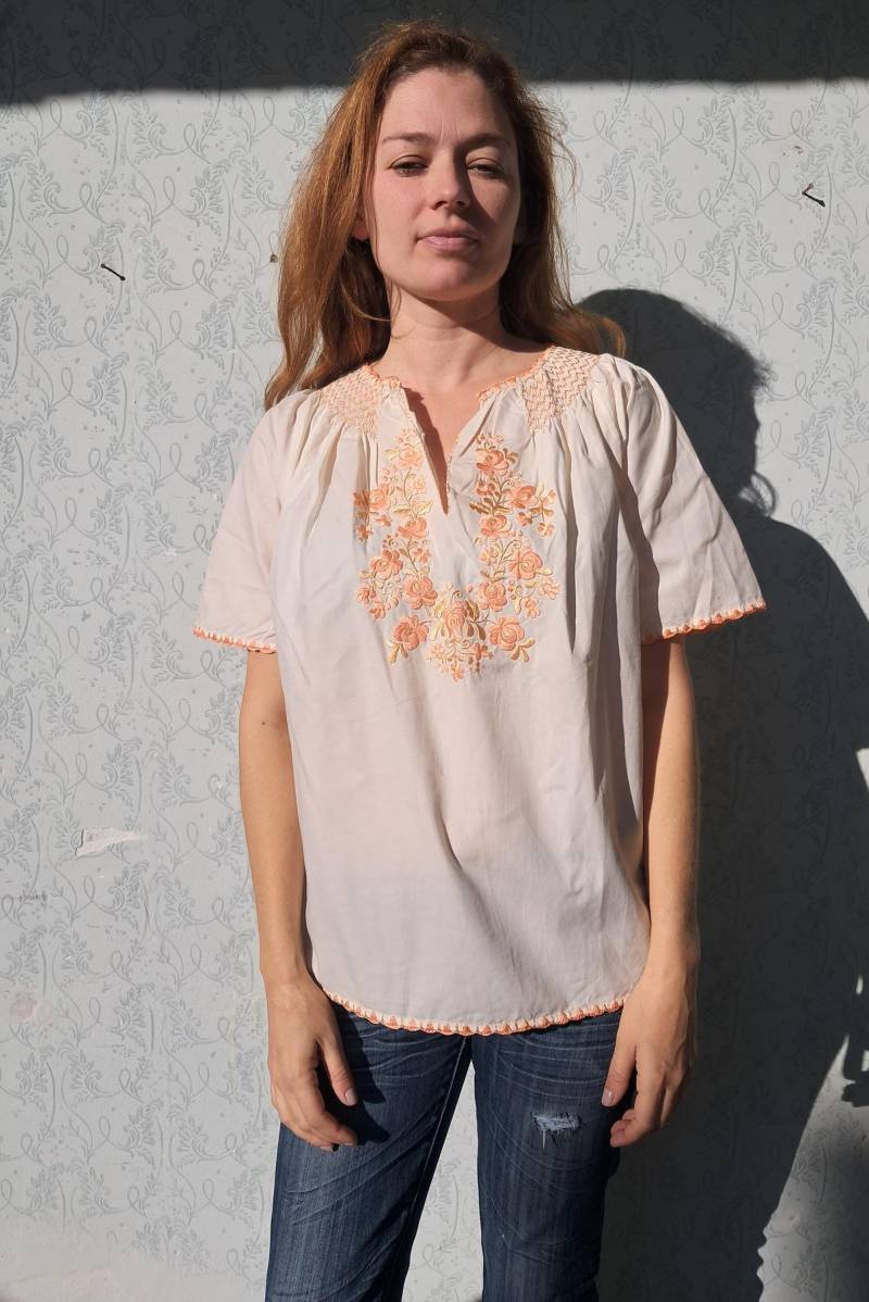 70Er Jahre Handgemachte Bluse Boho Bestickte Bauernbluse Blumen Folk Stickerei von BalthazarVintage