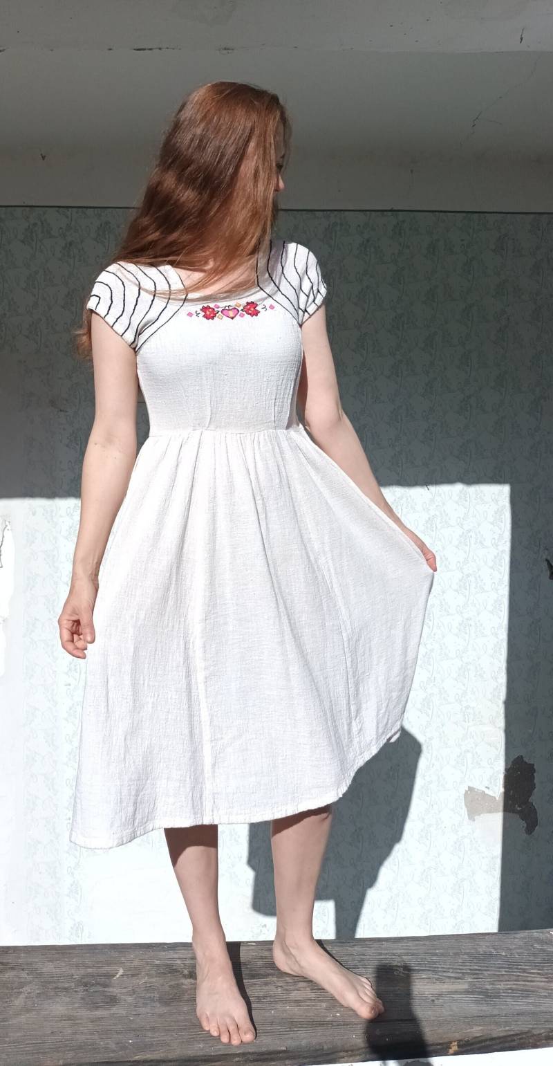 Weißes Sommerkleid Aus Indien Gaze Cottagecore Kleid Besticktes Mit Kurzen Ärmeln von BalthazarVintage