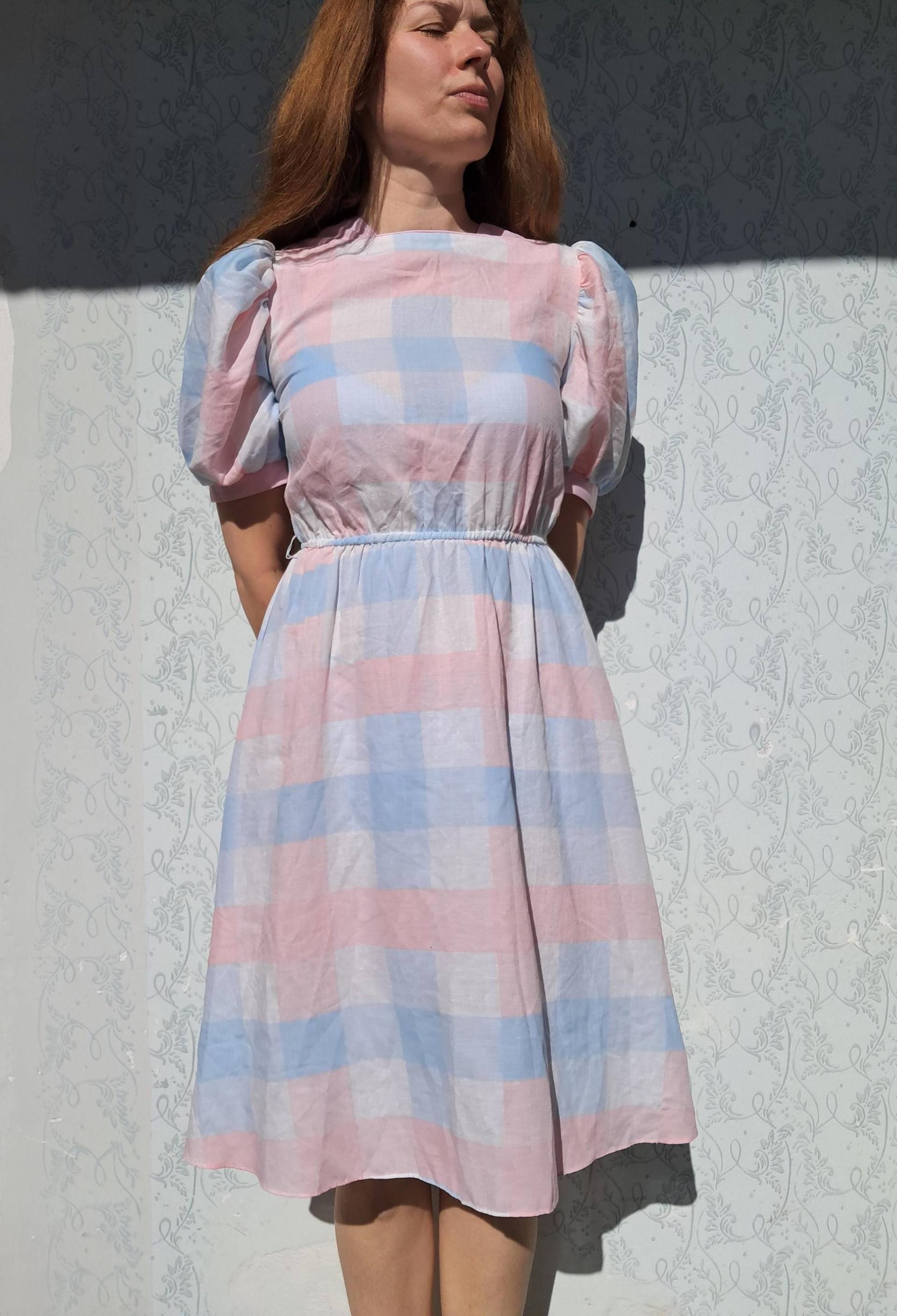 Cottagecore Kleid Kariertes Helles Pastellkleid Mit Kurzen Puffärmeln 70Er Jahre Midikleid von BalthazarVintage