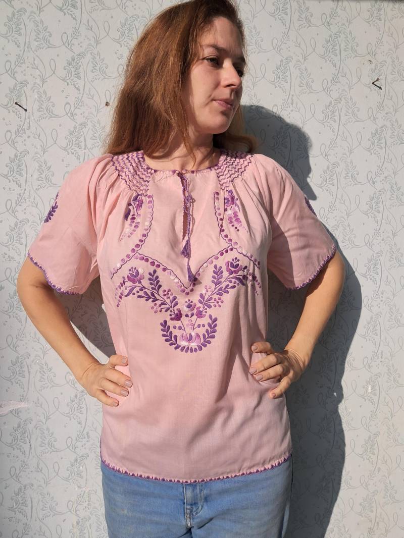 Lila Rosa Hand Bestickt 1970Er Jahre Smock Bluse Hippie Blumen Stickerei von BalthazarVintage