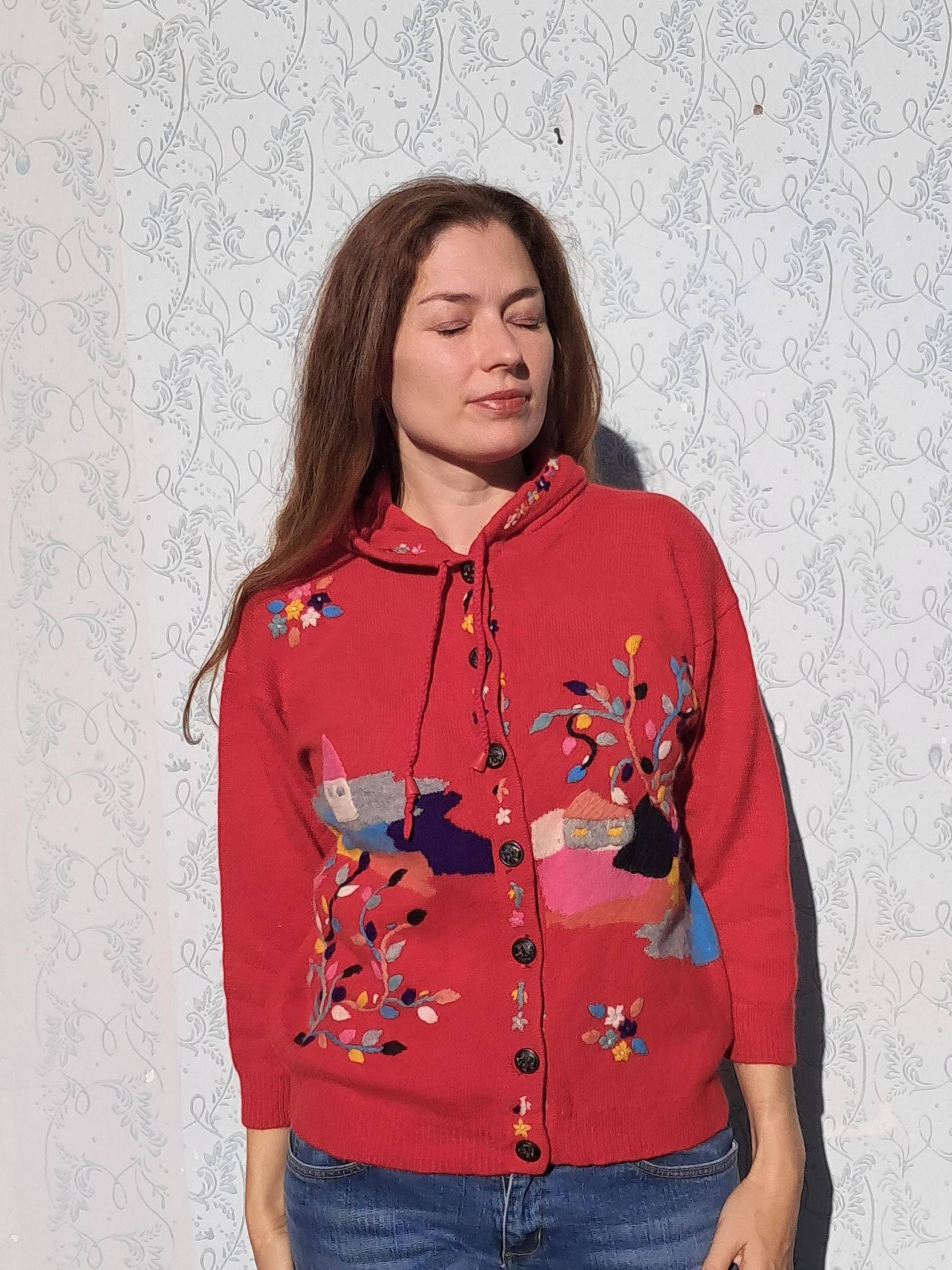 Bestickte Folk-Strickjacke-Roter Neuheit-Pullover-Naiver Woll-Kapuzenpullover Mit Einzigartiger Stickerei von BalthazarVintage