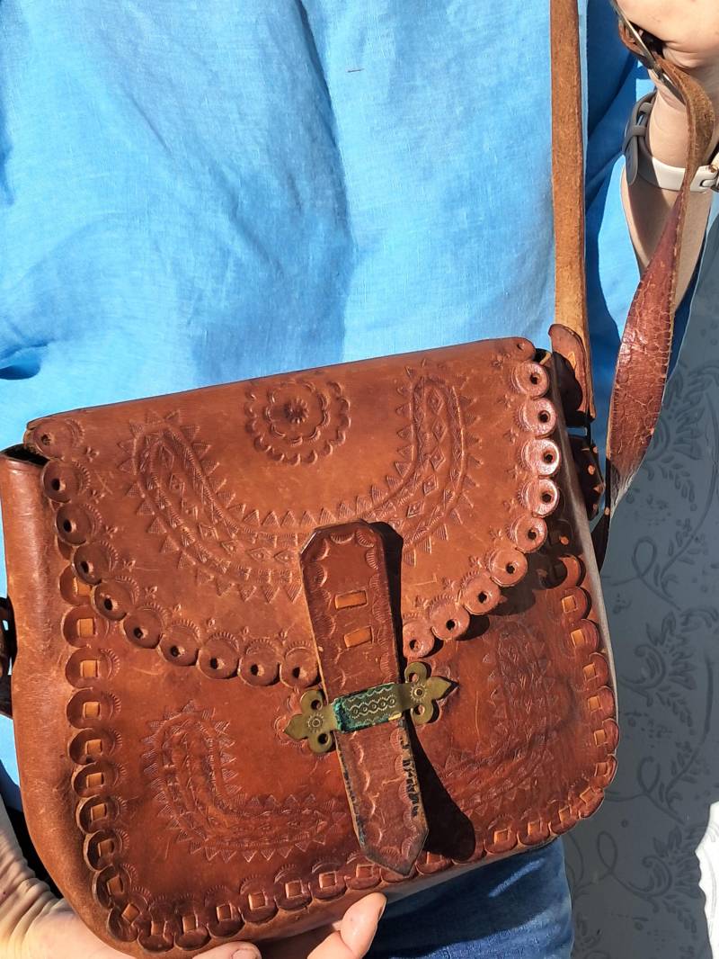 Schultertasche 70Er Jahre Dunkelbraun Aus Leder Mit Punzierung von BalthazarVintage