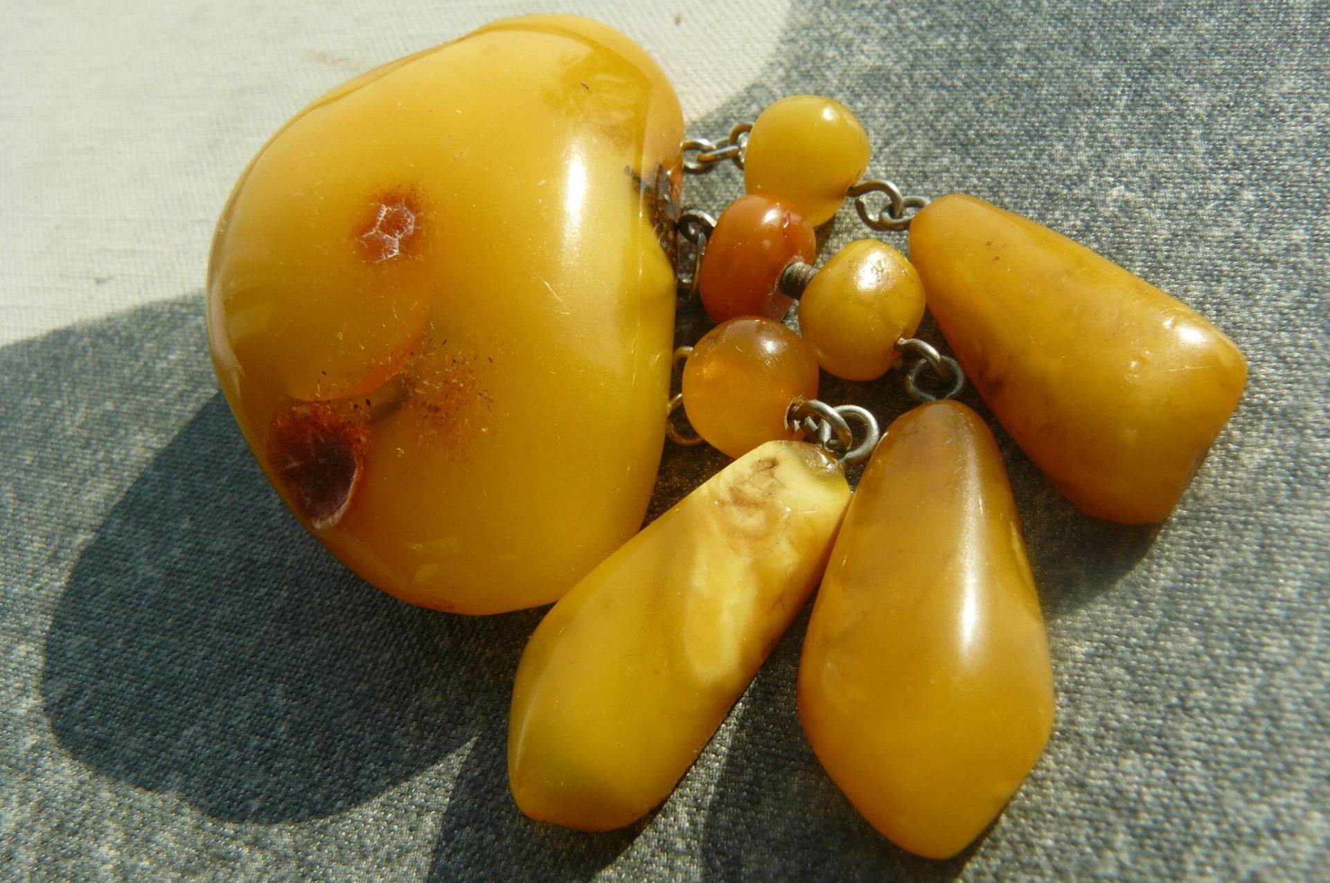 Handgefertigte Vintage-Brosche Aus Natürlichem Bernstein Der Ostsee, Einzigartige Farben, Antike Gegenstände Handgefertigte Vintage-Brosche Aus Natürlichem Bernstein Der Ostsee, Einzigartige Farben, Antike Gegenstände von BalticAmberbyNatalja