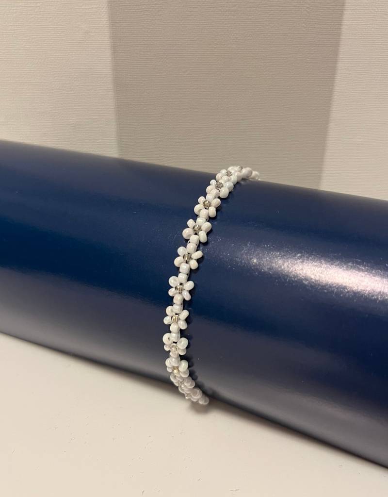 Blumen-Perlenarmband Creme-Weiß Klein von BalticArtCreations