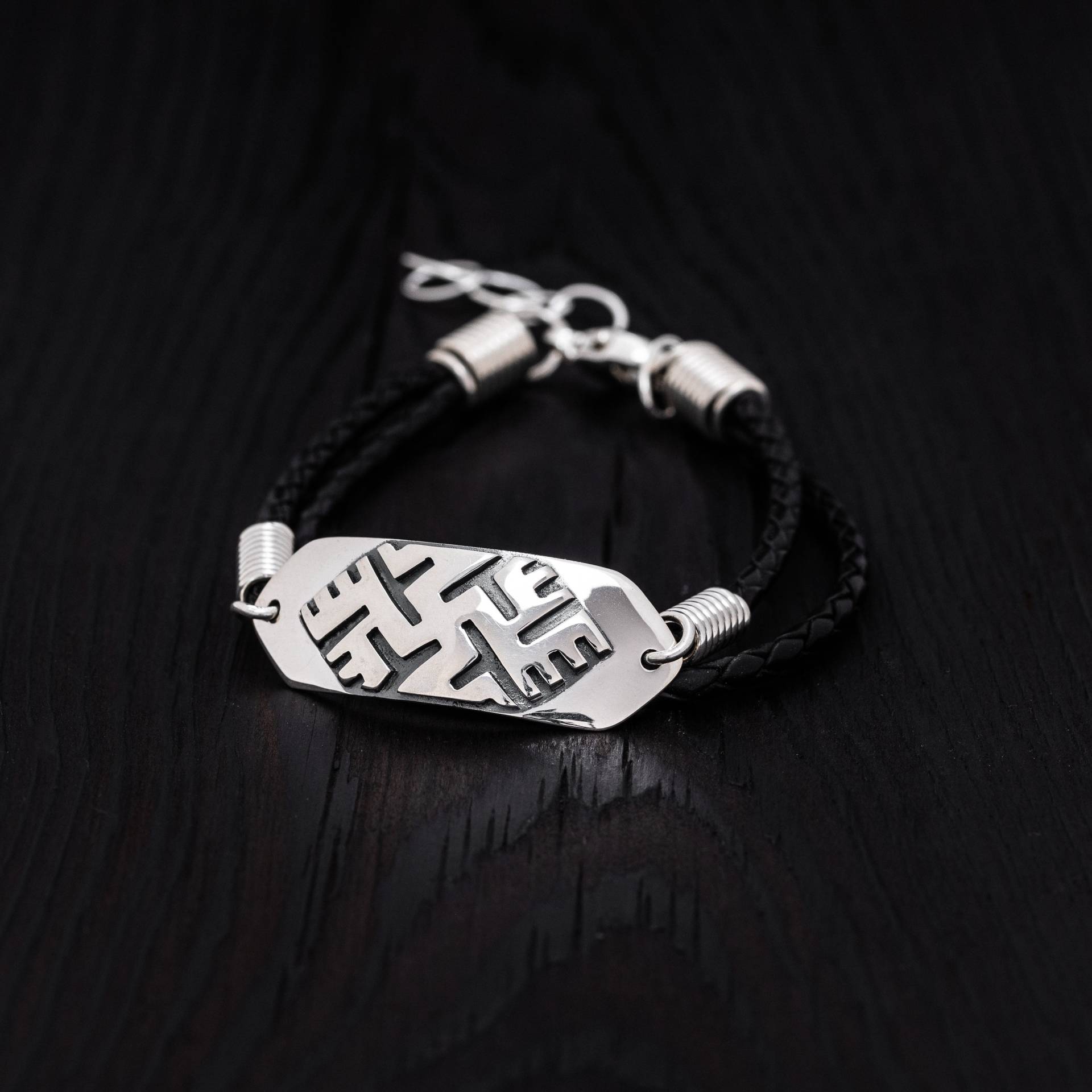 Silberfarbenes Lederarmband Mit Glückskreuz || Rotes Etno Armband Geschenk Für Paare Paar Herren von BalticJewelryLatvia