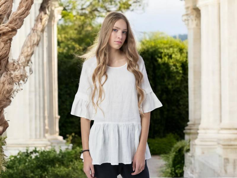 Bio Leinen Feminine Weiße Tunika Tank Top - Loose Fit Bluse Mit Rüschen Saum von BalticLinenArt