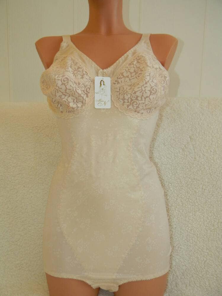Handgemachte Nachtkleidung in Beige Farbe. Körper Für Damen Handgemachte Nachtkleidung in Beige Farbe. Körper Für Damen von BalticMissN