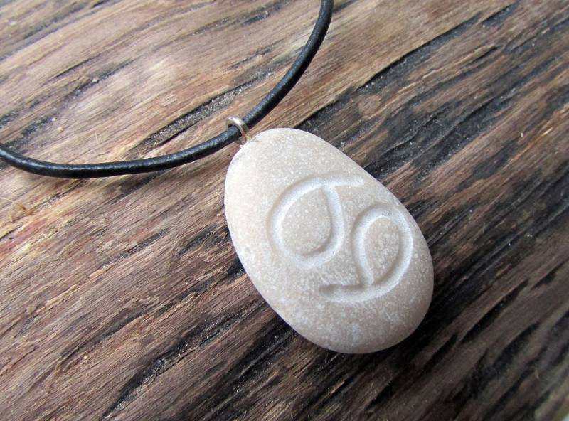 Weiße Krebs Anhänger Graviert Strand-Kiesel-Anhänger Mit Sternzeichen Krebs, Männer. Stein Halskette, Sternzeichen-Geschenk von BalticSeasideDesign