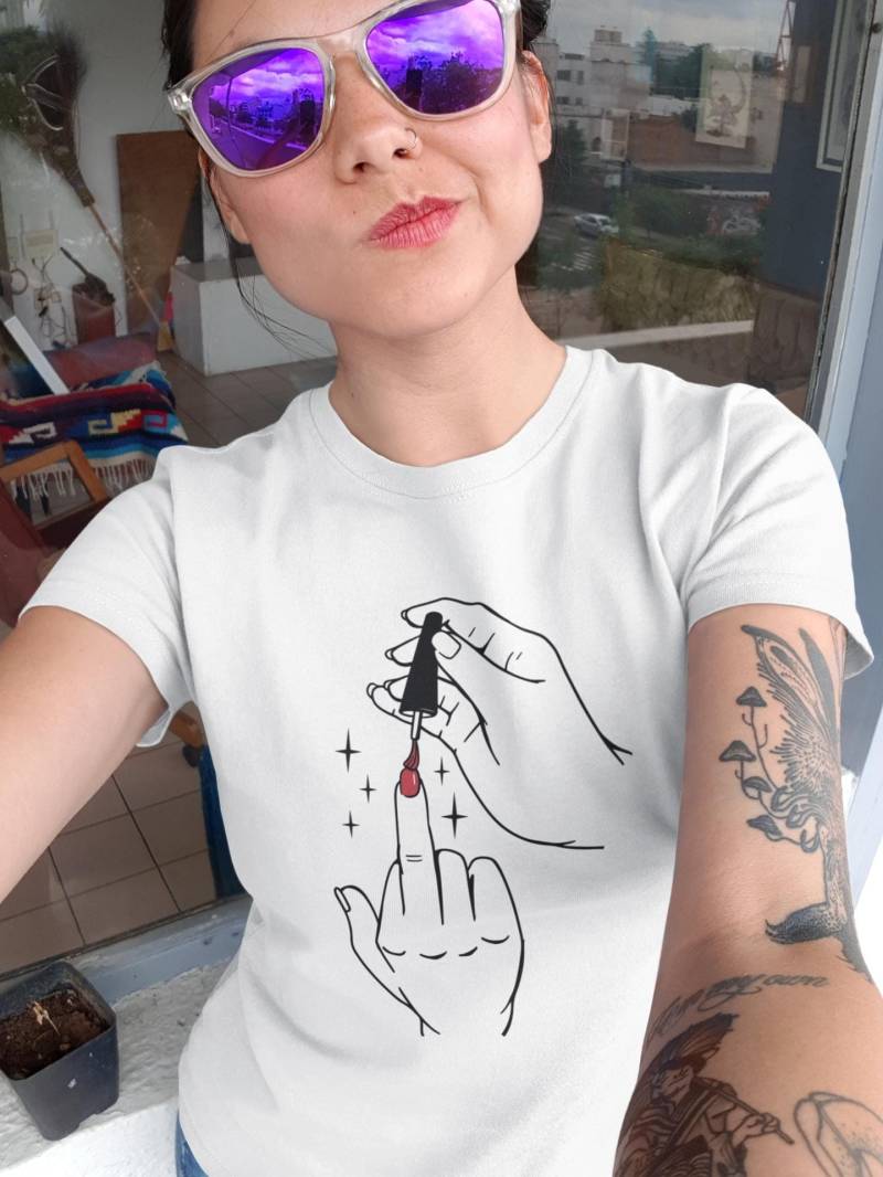 T-Shirt Frauen Mädchen Mittelfinger Nagellack Feminismus Roter Lack von BalticShirtshop