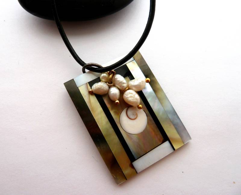 Rechteck Anhänger Halskette Perlmutt Süßwasserperlen Art Deco Luxus Schwarz Gold Geburtstagsgeschenk Für Freundin Rechteck Anhänger Halskette Perlmutt Süßwasserperlen Art Deco Luxus Schwarz Gold Geburtstagsgeschenk Für Freundin von BalticSummerJewelry