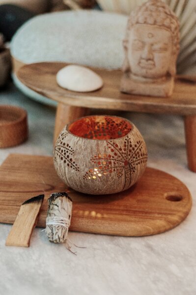 Balu Bowls Palm Coconut Candle Holder I Hochwertiger Kokosnuss Teelichthalter von Balu Bowls