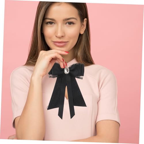Baluue Elegante Schwarze Spitzen brosche mit Großer Schleife und Strass Doppellagige Damen Collar Pin für Hemdkragen Modischer Ansteckschmuck für Blusen Jacken und Besondere Anlässe Baluue Elegante Schwarze Spitzen brosche mit Großer Schleife und Strass Doppellagige Damen Collar Pin für Hemdkragen Modischer Ansteckschmuck für Blusen Jacken und Besondere Anlässe von Baluue