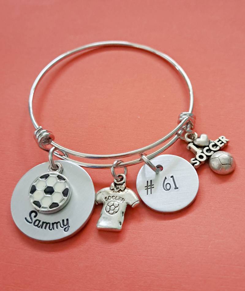 Benutzerdefinierte Fußball Charm Armband, Schmuck, Personalisierte Hand Gestempelt Namen Erweiterbar Edelstahl Armreif, Graviert von BamBamKreations