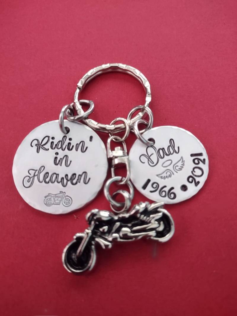 Biker-Memorial-Schlüsselbund, Motorrad-Urne, Personalisierter Handgestempelter Erinnerungsschmuck, Reiten Im Himmel von BamBamKreations