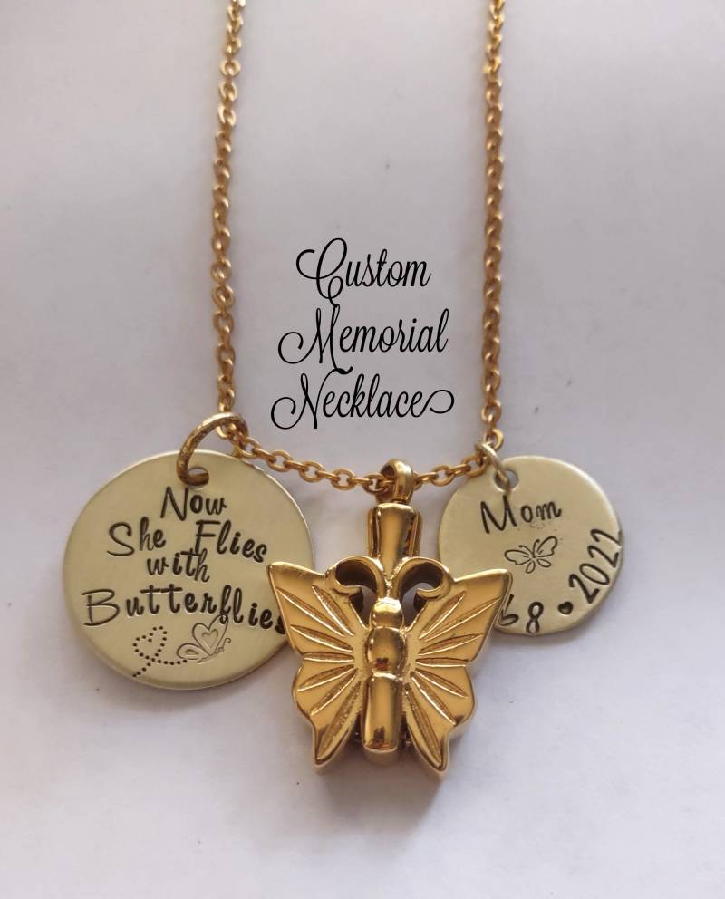 Goldene Schmetterling Urne Erinnerungshalskette, Personalisierter Benutzerdefinierter Sympathieschmuck, Von Hand Gestempelt, Jetzt Fliegt Sie Mit von BamBamKreations