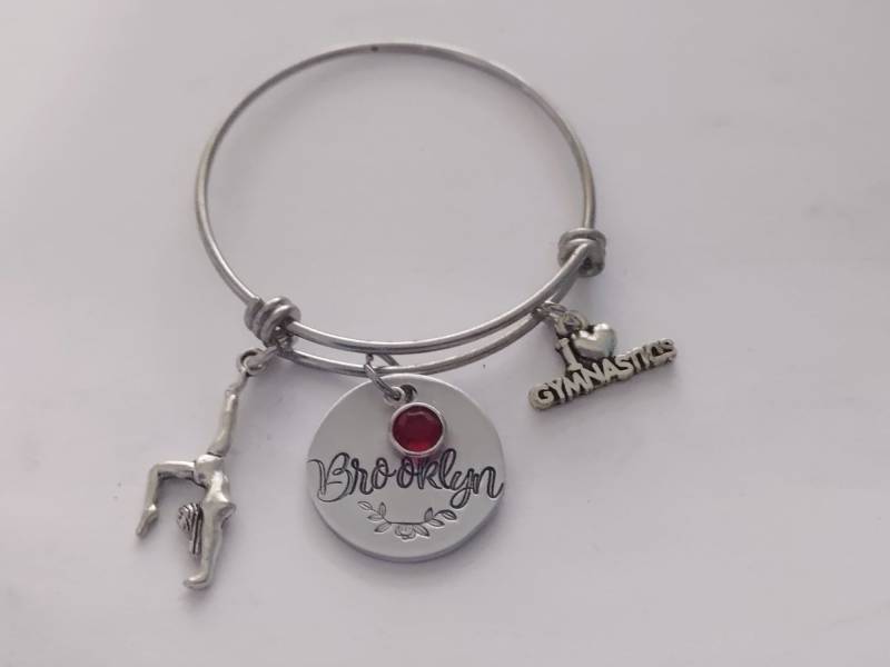 Gymnastik Armband, Personalisierter Name Armreif, Gymnast Handgestempeltes Graviert, Coach Geschenk, Senior Night, Kleines Mädchen Geschenk von BamBamKreations