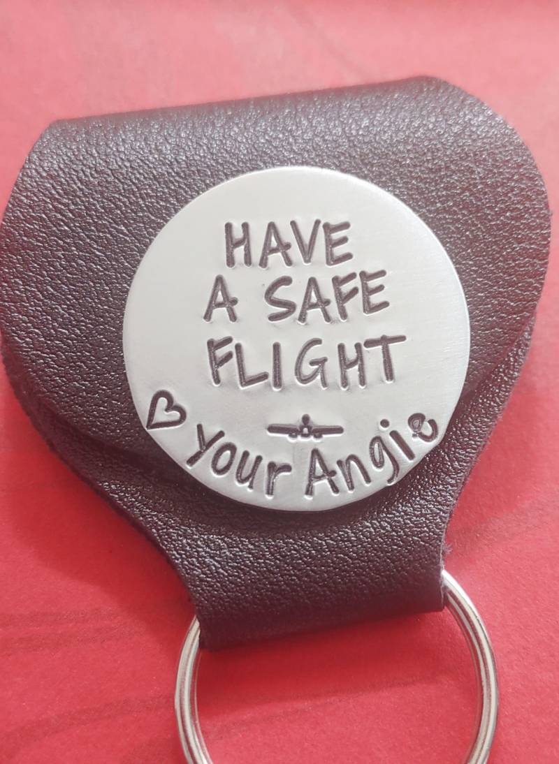 Haben Sie Einen Sicheren Flug Pocket Token, Handgestempeltes Fliegendes Geschenk, Benutzerdefiniertes Pilotengeschenk, Flugschulgeschenk von BamBamKreations